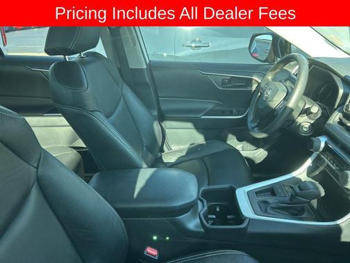 Ice Cap 2025 Toyota RAV4 LE