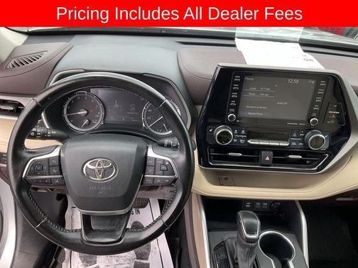 Celestial Silver Metallic 2022 Toyota Highlander XLE