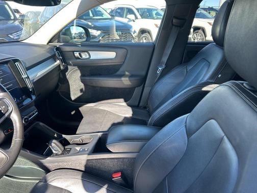 2019 Volvo XC40 T5 Momentum