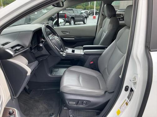 2022 Toyota Sienna XLE 8 Passenger