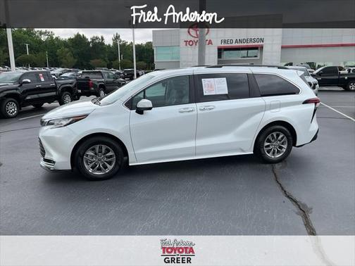 2022 Toyota Sienna XLE 8 Passenger