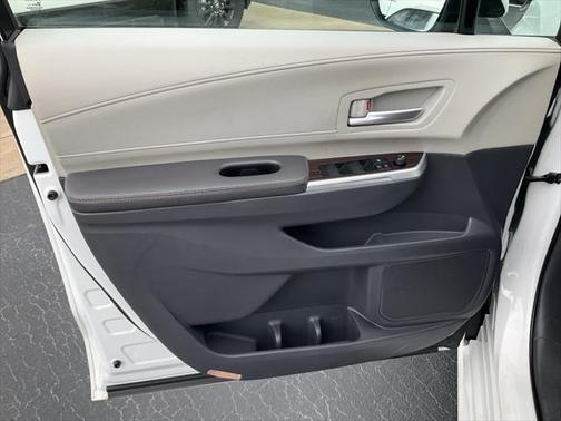 2022 Toyota Sienna XLE 8 Passenger