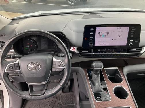 2022 Toyota Sienna XLE 8 Passenger