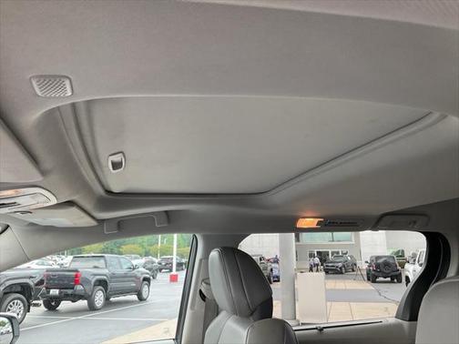 2022 Toyota Sienna XLE 8 Passenger
