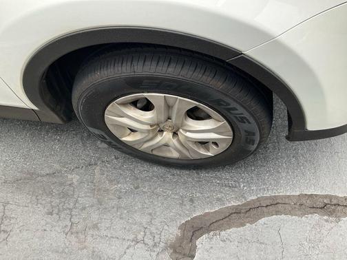 Super White 2014 Toyota RAV4 LE