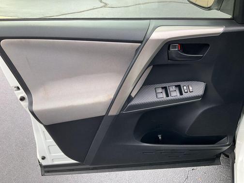 Super White 2014 Toyota RAV4 LE