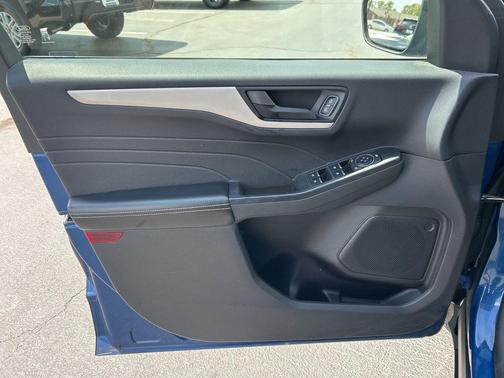 ATLAS BLUE METALLIC 2022 Ford Escape SE