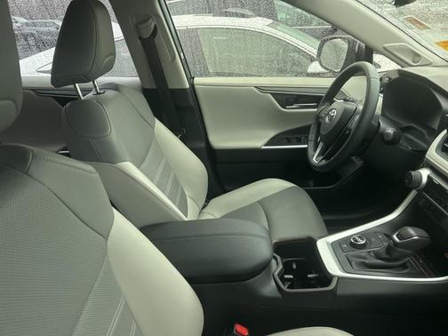 2025 Toyota RAV4 Hybrid SE