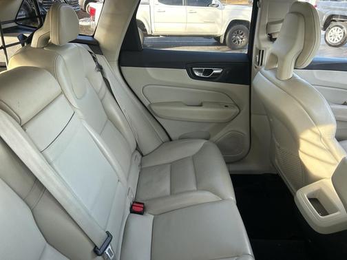 2018 Volvo XC60 T5 Momentum