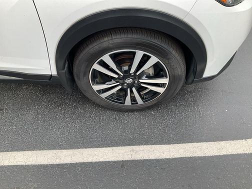 Aspen White TriCoat Pearl 2020 Nissan Kicks SR