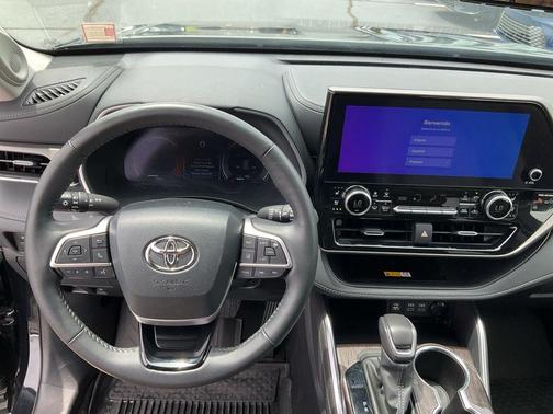 Midnight Black Metallic 2024 Toyota Highlander Limited