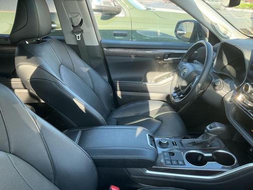 Midnight Black Metallic 2024 Toyota Highlander Limited
