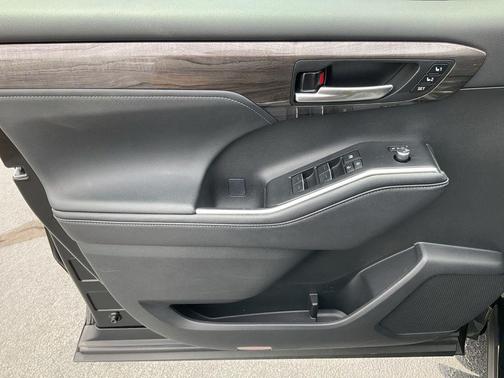 Midnight Black Metallic 2024 Toyota Highlander Limited