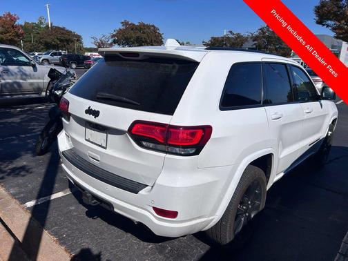Bright White Clearcoat 2021 Jeep Grand Cherokee Laredo