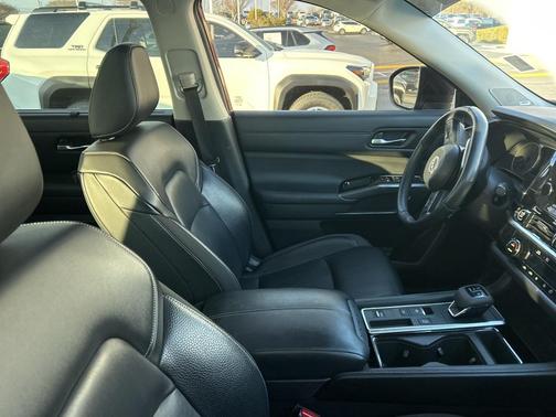 2022 Nissan Pathfinder SL 2WD