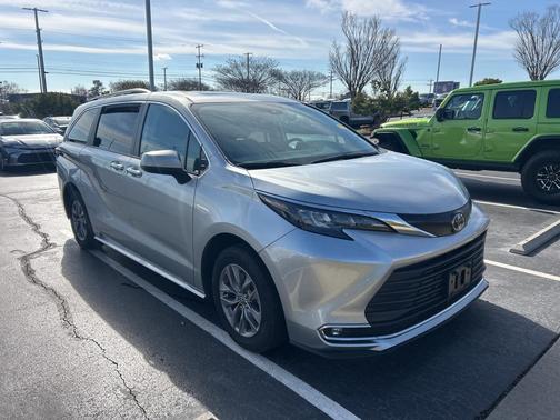 2024 Toyota Sienna XLE