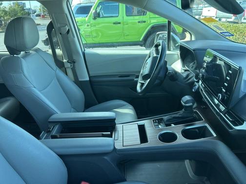 2024 Toyota Sienna XLE