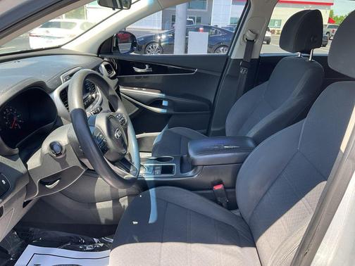 Sparkling Silver 2017 Kia Sorento LX