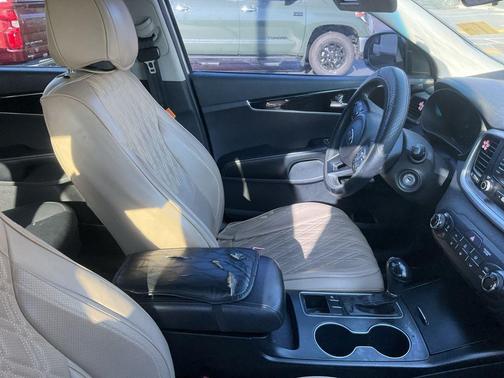 Sparkling Silver 2017 Kia Sorento LX