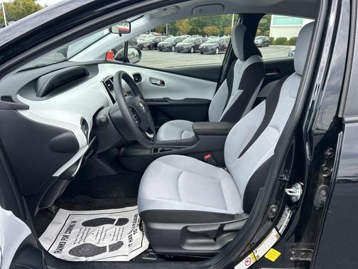 2022 Toyota Prius LE