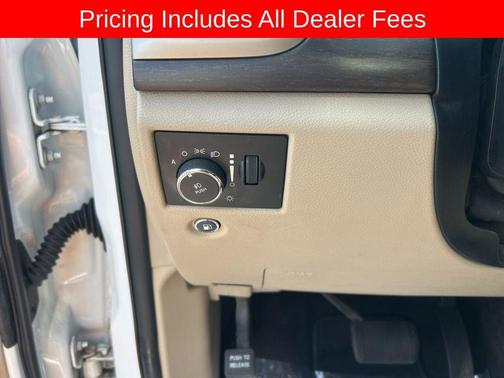 Bright White Clearcoat 2017 Jeep Grand Cherokee Laredo