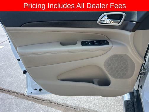 Bright White Clearcoat 2017 Jeep Grand Cherokee Laredo