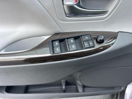 2020 Toyota Sienna XLE