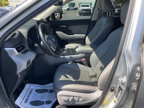 Celestial Silver Metallic 2022 Toyota Highlander XLE