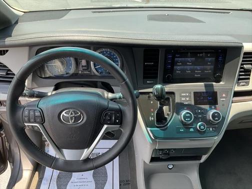 2017 Toyota Sienna XLE