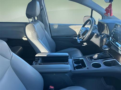 2021 Toyota Sienna XLE 8 Passenger