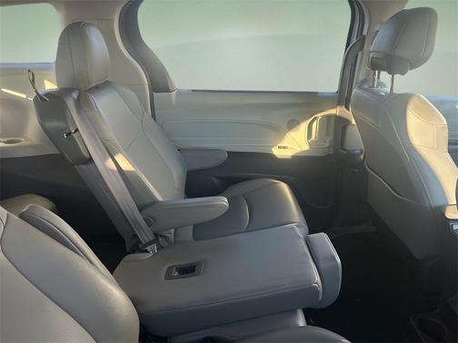2021 Toyota Sienna XLE 8 Passenger