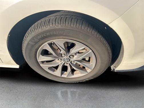 2021 Toyota Sienna XLE 8 Passenger