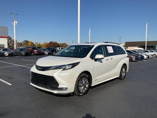 2021 Toyota Sienna XLE 8 Passenger