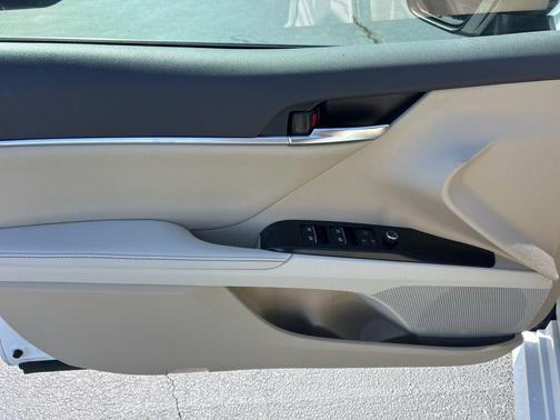 2020 Toyota Camry Hybrid XLE