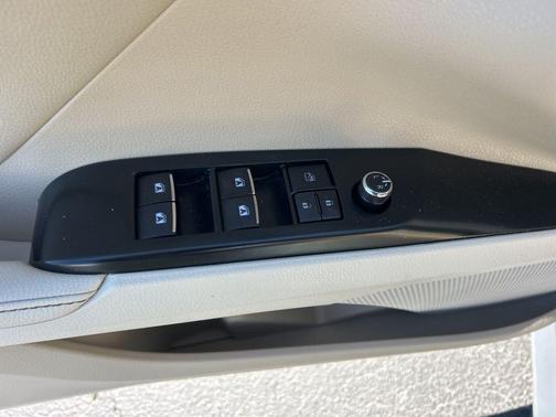 2020 Toyota Camry Hybrid XLE