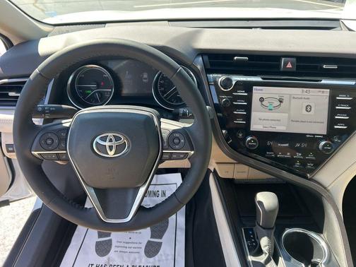 2020 Toyota Camry Hybrid XLE