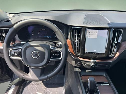 2024 Volvo XC60 B5 Plus Dark Theme