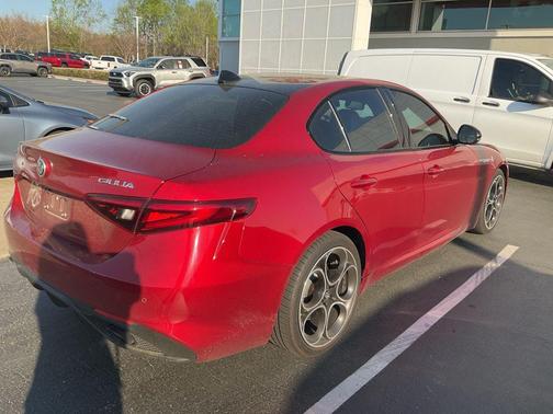 Rosso Etna 2023 Alfa Romeo Giulia Veloce RWD