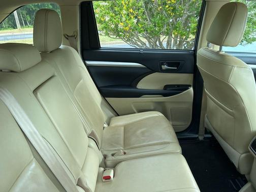 Blizzard Pearl 2019 Toyota Highlander XLE