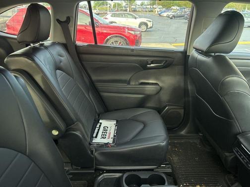 Magnetic Gray Metallic 2023 Toyota Highlander XLE