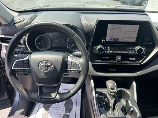Magnetic Gray Metallic 2023 Toyota Highlander XLE