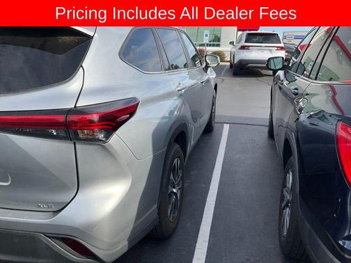 Celestial Silver Metallic 2023 Toyota Highlander XLE