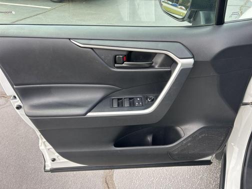 Ice Cap 2023 Toyota RAV4 LE