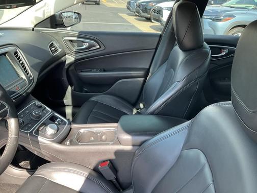 2017 Chrysler 200 Limited