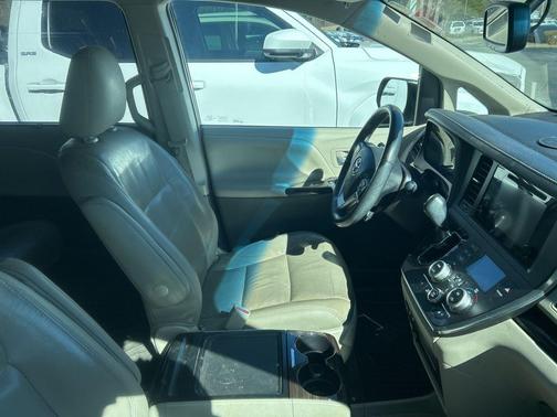 2017 Toyota Sienna XLE