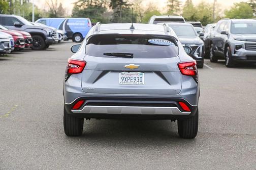 Sterling Gray Metallic 2026 Chevrolet Trax LT