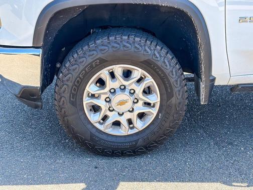 Summit White 2024 Chevrolet Silverado 2500 LT