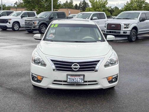 Solid White 2015 Nissan Altima 2.5 SV