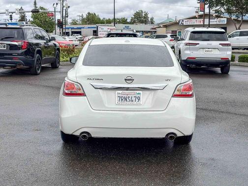 Solid White 2015 Nissan Altima 2.5 SV