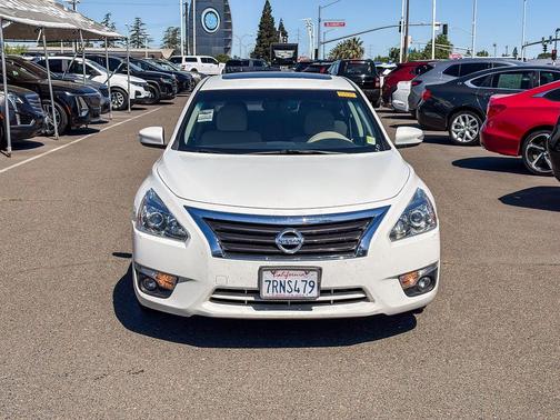 Solid White 2015 Nissan Altima 2.5 SV